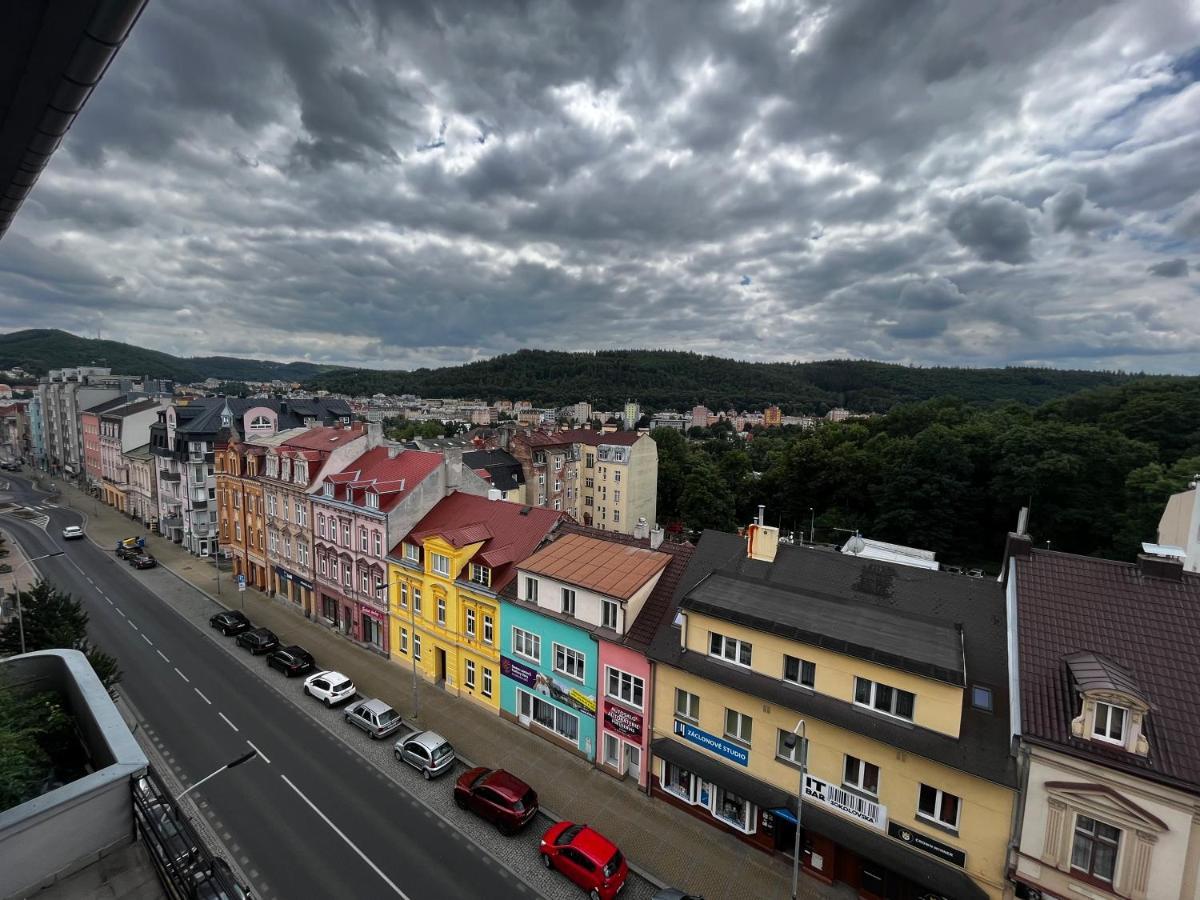 Large 3 Bedroom Apartment With City Skyline View Karlsbad Eksteriør billede