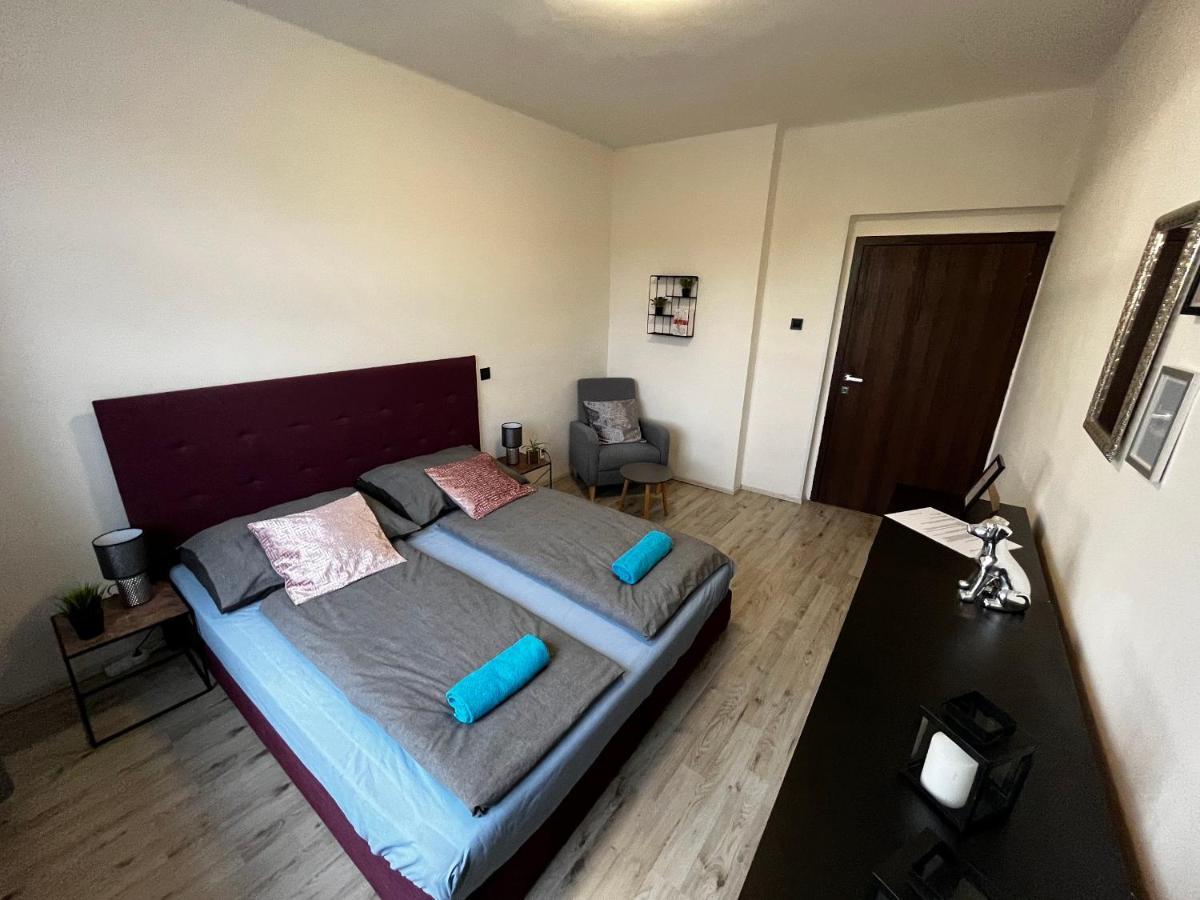 Large 3 Bedroom Apartment With City Skyline View Karlsbad Eksteriør billede